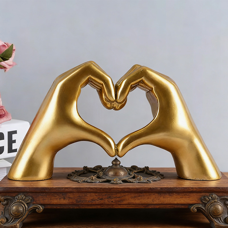 Χρυσό χέρι σε σχήμα καρδιάς από ρητίνη