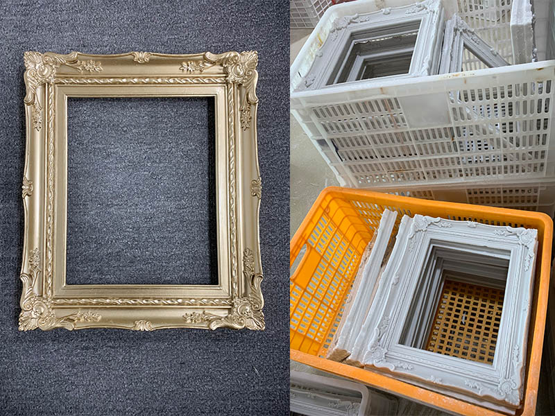 Υπάρχει μια όμορφη αντίκα κορνίζα κρεμασμένη στον τοίχο